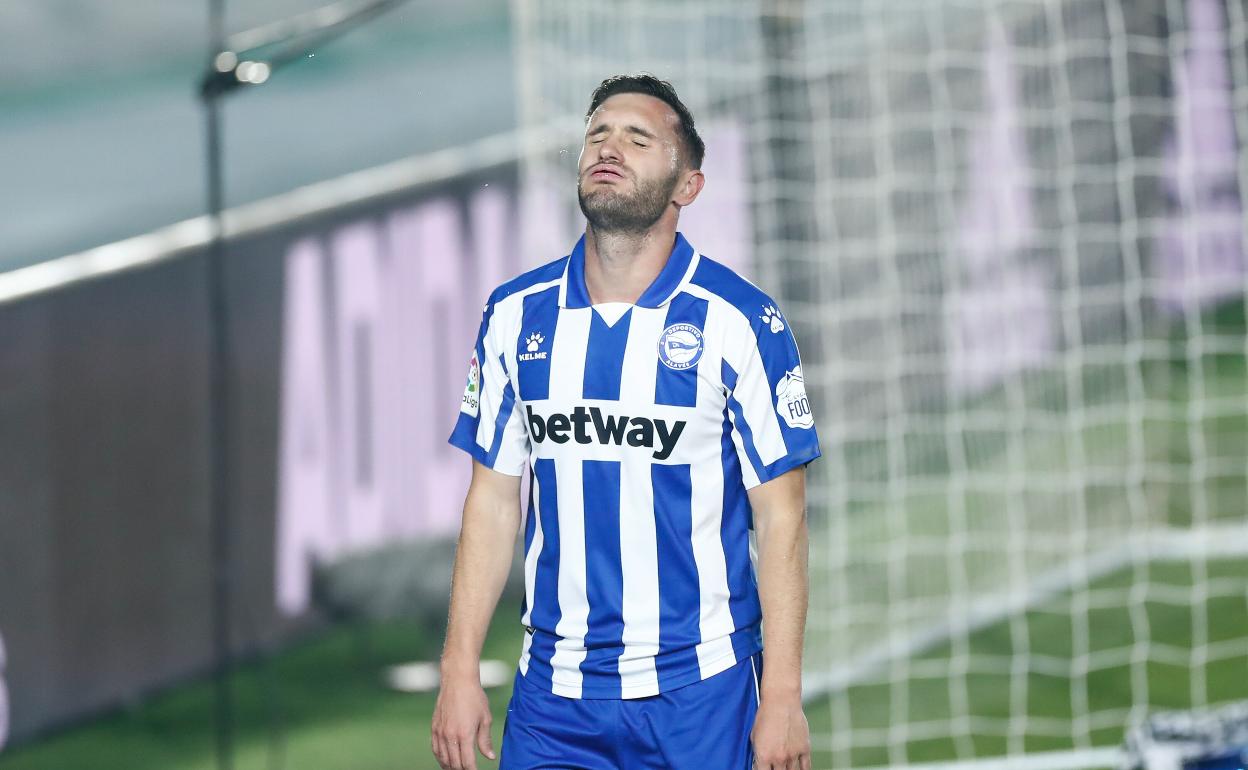 Lucas Pérez se lamenta de una oportunidad perdida en el choque ante el Real Madrid.