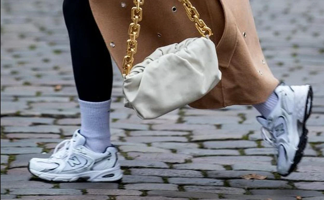 realce mezcla Cilios Los calcetines por encima de los pantalones: la polémica moda que triunfa  entre vizcaínas y famosas | El Correo