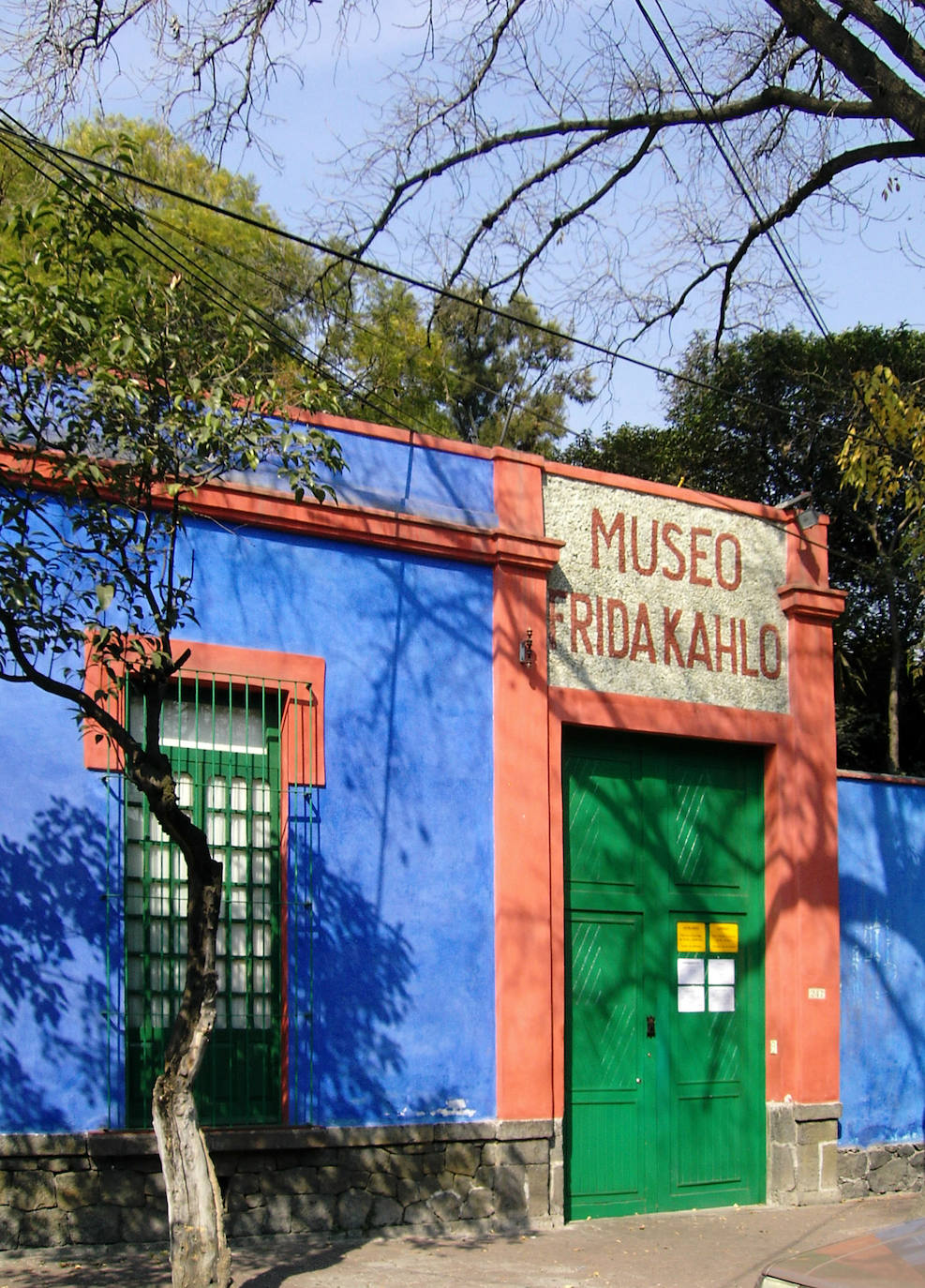 2.- Frida Kahlo (México) | La casa azul, como también es conocida, se encuentra en el corazón de uno de los barrios más antiguos de la Ciudad de México; Coyoacán. Allí fue donde la famosa pintora nació y murió. Cuatro años después de su muerte, en 1958, se convirtió en museo.