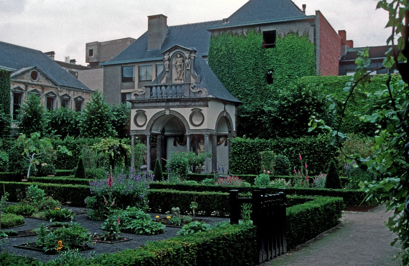 8.- Rubens (Amberes) | La Rubenshuis o Casa de Rubens es una de las visitas obligadas cuando se hace turismo en Amberes. La mansión fue adquirida por el pintor y la utilizó durante años como casa y taller. Cuenta con dos pisos y con un frondoso y agradable patio.