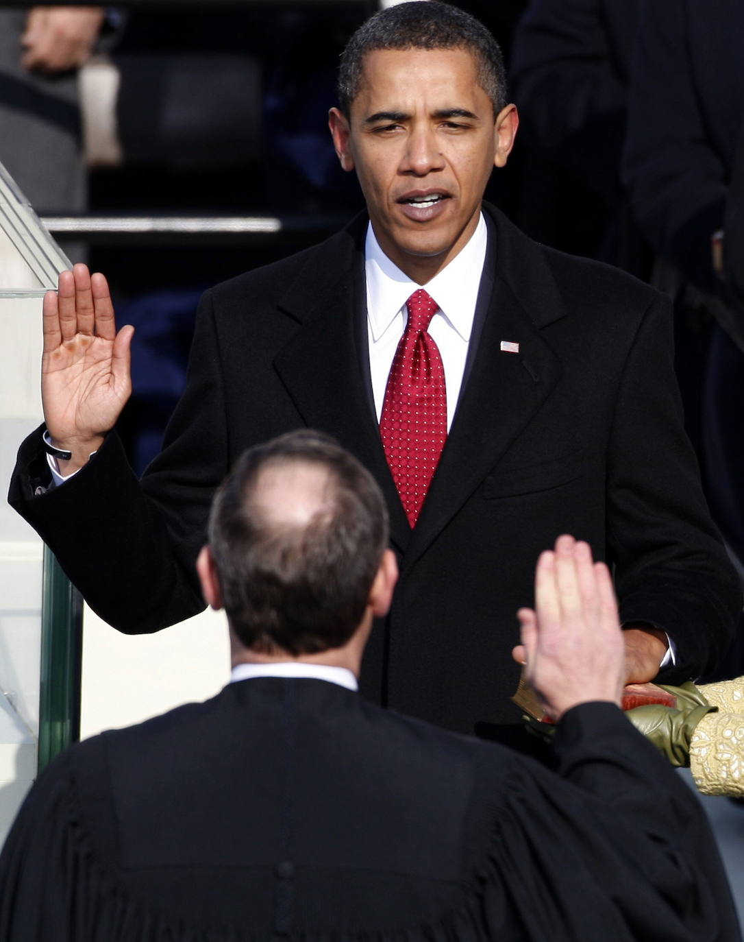 Barack Hussein Obama - 20 de enero de 2009 | El primer presidente negro de EE UU llegó a la casa Blanca con el lema ‘Yes, we can’ (sí, podemos). Extendió la cobertura sanitaria a millones de personas (’Obamacare’), aunque no pudo completarla como quería. Su mayor logro fue la recuperación económica tras el desastre de 2008. Avanzó en la protección de las minorías raciales y sexuales, y reconoció como un grave problema el cambio climático. También dio por finalizada la guerra en Irak y firmó un acuerdo nuclear con Irán. Anunció la muerte de Osama Bin Laden por parte de un comando de EE UU en Pakistán. Recibió el Nobel de la Paz en 2009, aunque su mandato apenas conoció días sin la intervención de su país en conflictos bélicos.