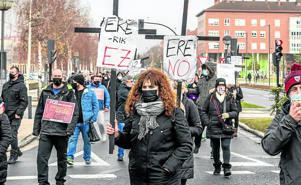 En la marcha conjunta que hicieron ayer por Vitoria reclamaron la implicación real del Gobierno vasco en defensa del empleo. 
