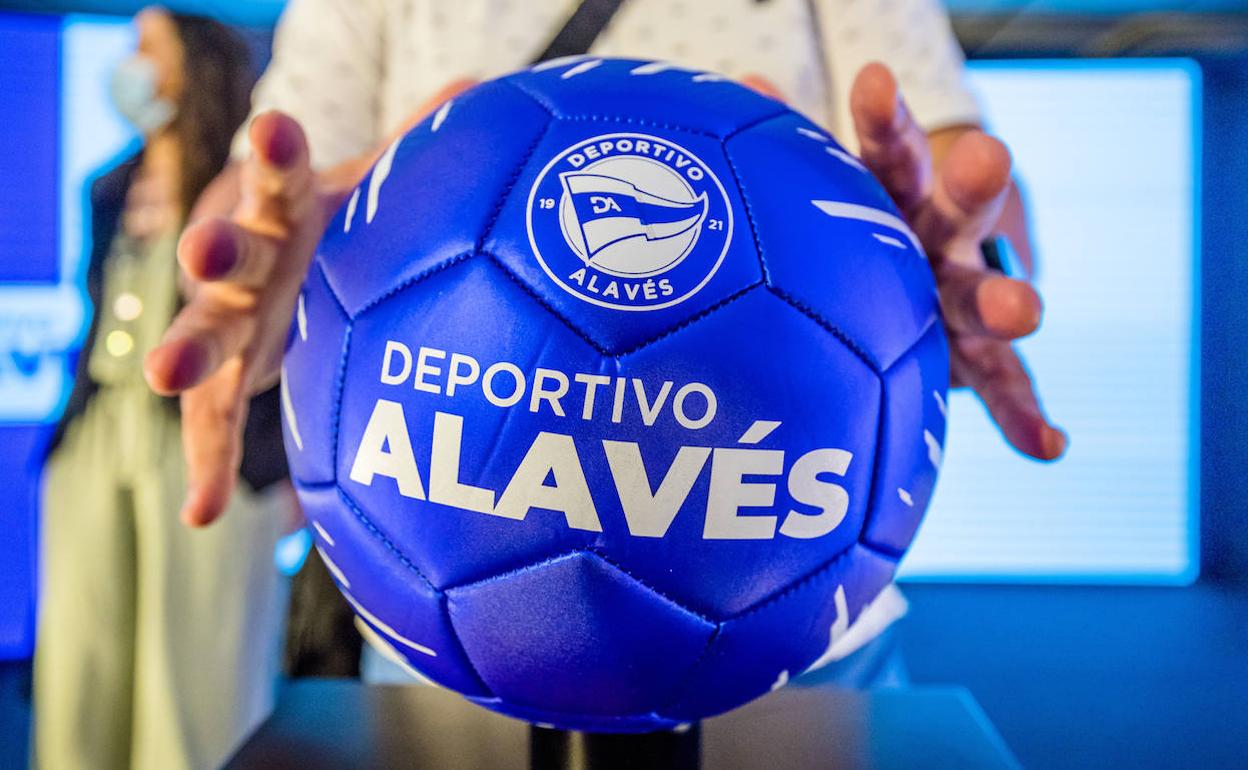 Cien años del Deportivo Alavés: El Deportivo Alavés recibe la medalla de oro de la provincia en su centenario