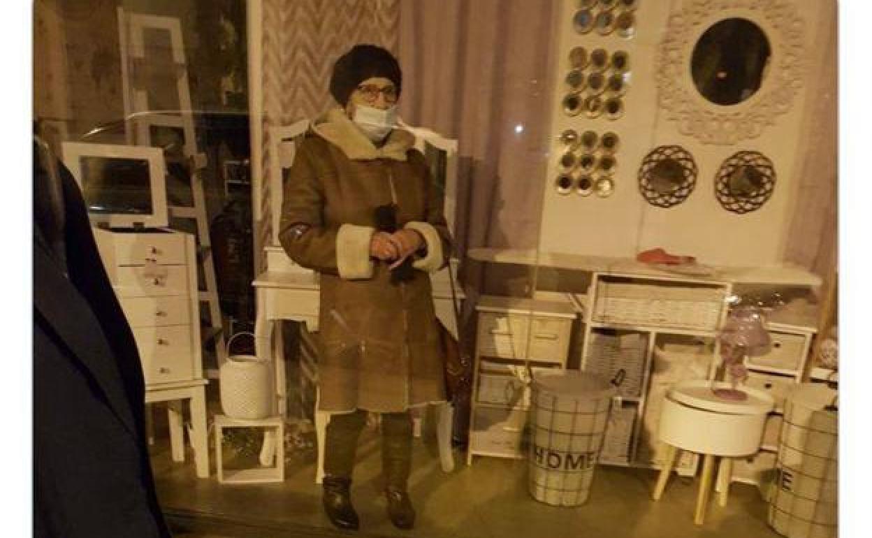 Encerrada en una tienda: Se queda encerrada en un comercio y pide ayuda desde el escaparate