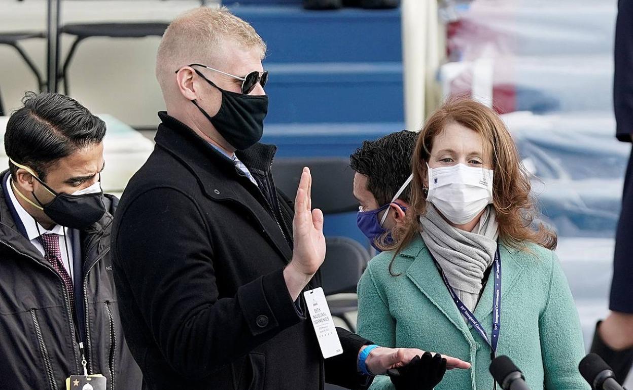 Dos jóvenes realizan un ensayo de la ceremonia de investidura que tendrá lugar mañana. 