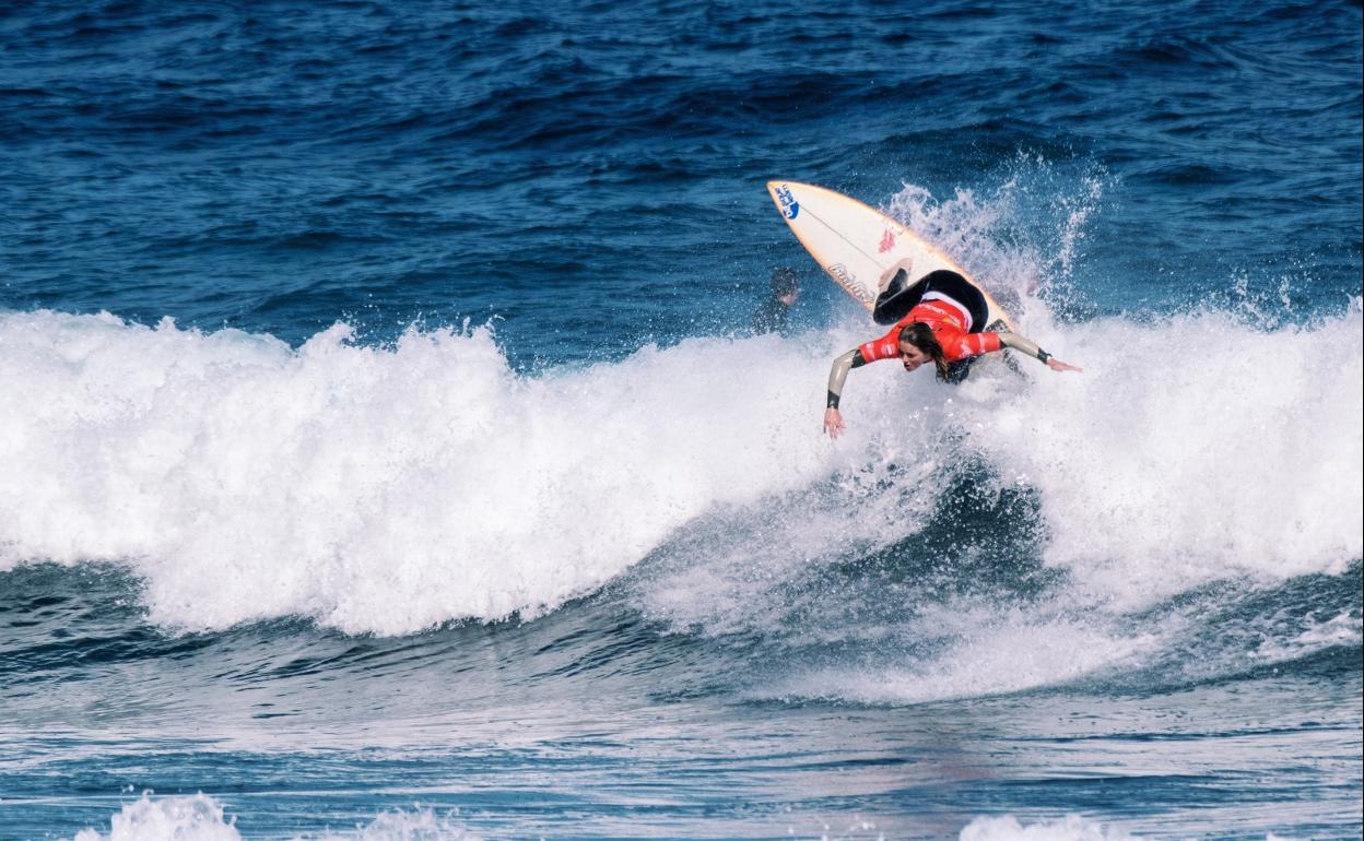 La surfista sopeloztarra surfea una ola en uno de los entrenamientos con la selección. 
