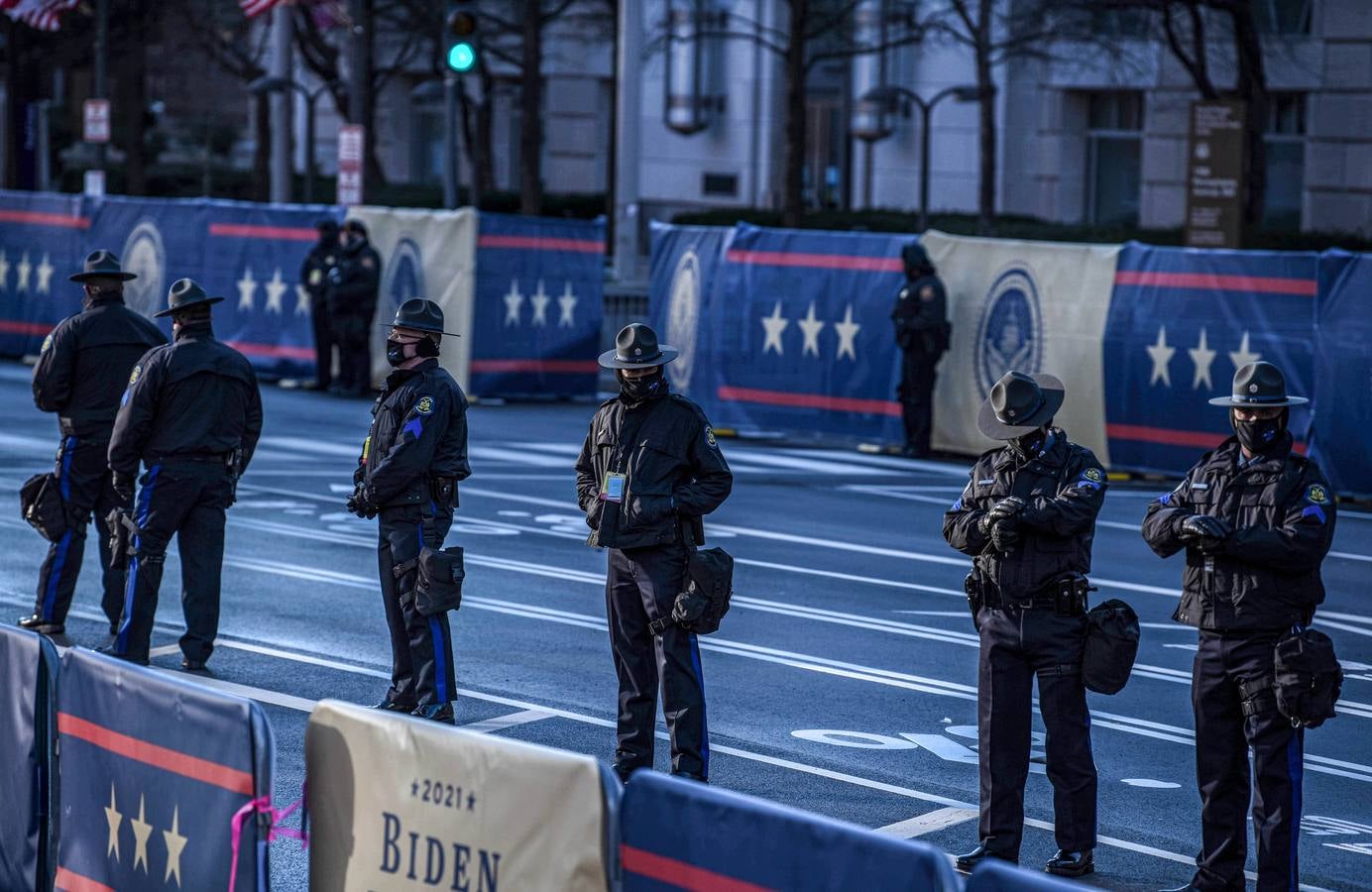La policía metropolitana de Washington se encuentra a lo largo de la ruta de la caravana en Pennsylvania Ave en Washington, DC.