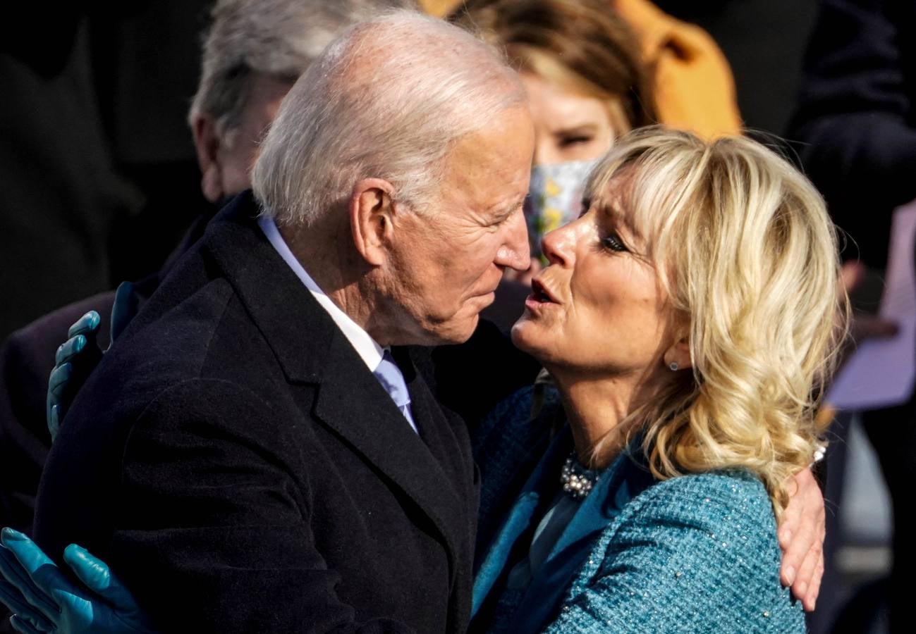 Joe Biden, abraza a Jill Biden después de prestar juramento.