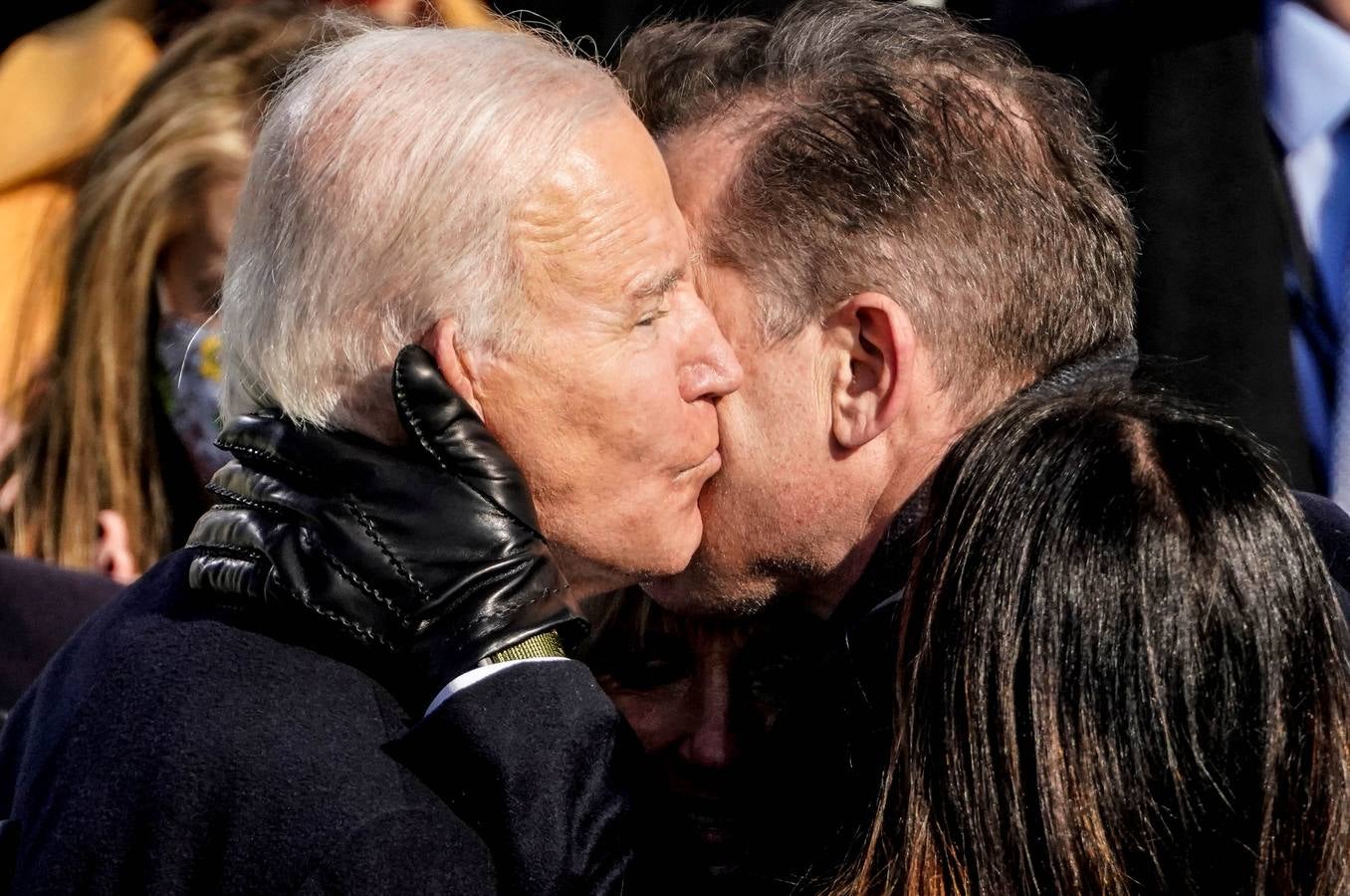 Biden, abraza a sus hijos Hunter y Ashley después de prestar juramento.