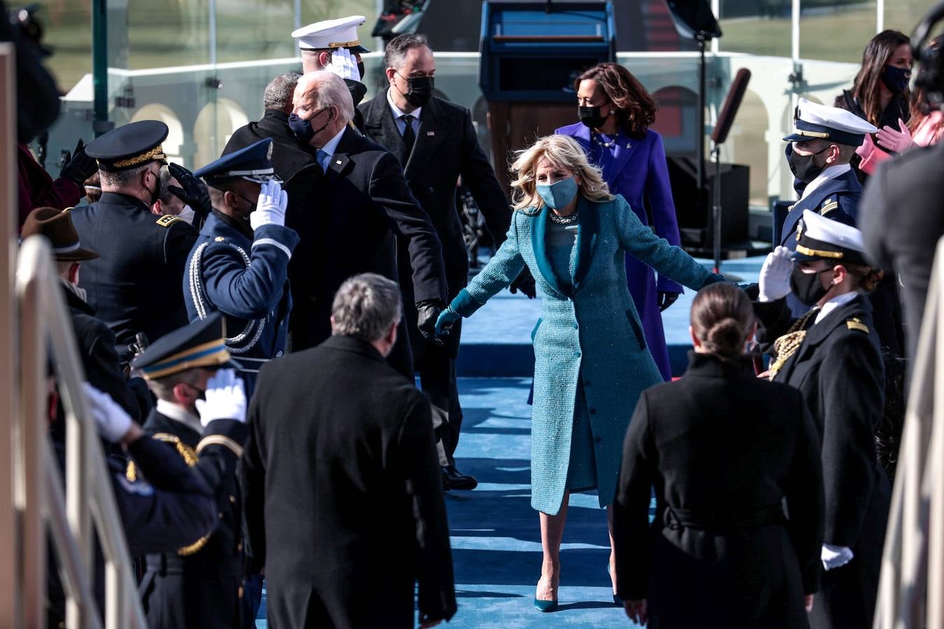 La primera dama de los Estados Unidos, Jill Biden saluda después de la toma de posesión de su marido.