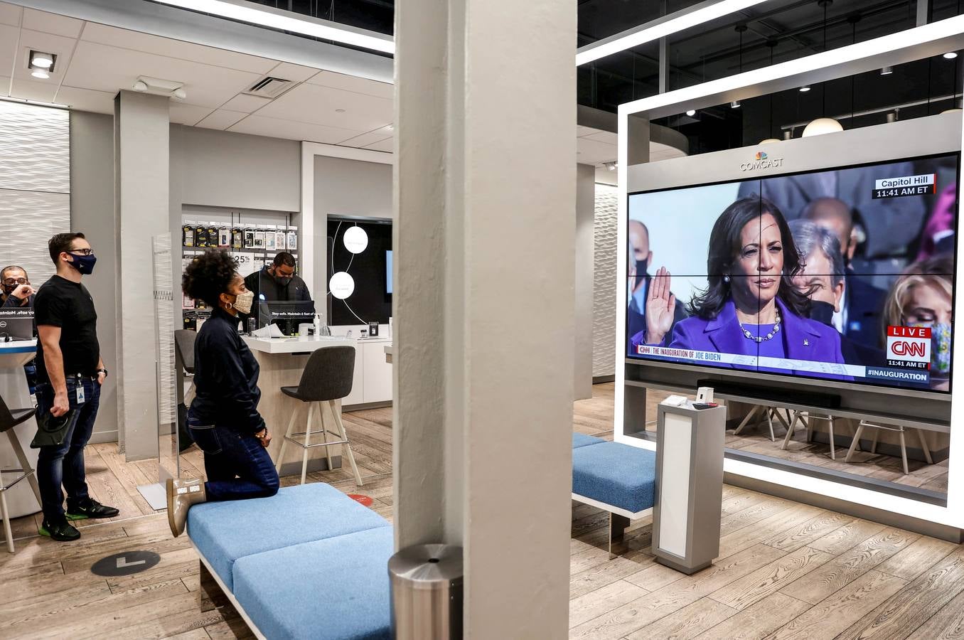 Empleados de una tienda Xfinity ven la inauguración televisada del presidente electo Joe Biden y el vicepresidente electo Kamala, en Filadelfia, Pensilvania.