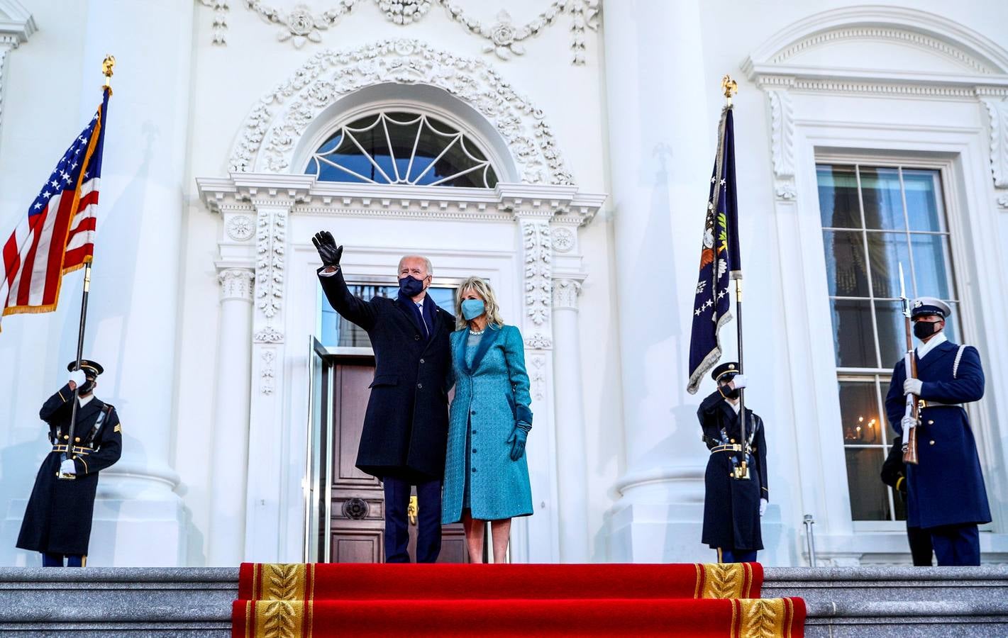 El presidente de los Estados Unidos, Joe Biden, saluda junto a la primera dama Jill Biden mientras se encuentran en el pórtico norte de la Casa Blanca