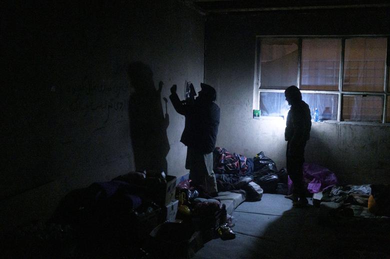 Los migrantes se encuentran en el interior de una fábrica abandonada mientras cientos de ellos se refugian en edificios abandonados en la ciudad noroccidental de Bihac en Bosnia y Herzegovina.