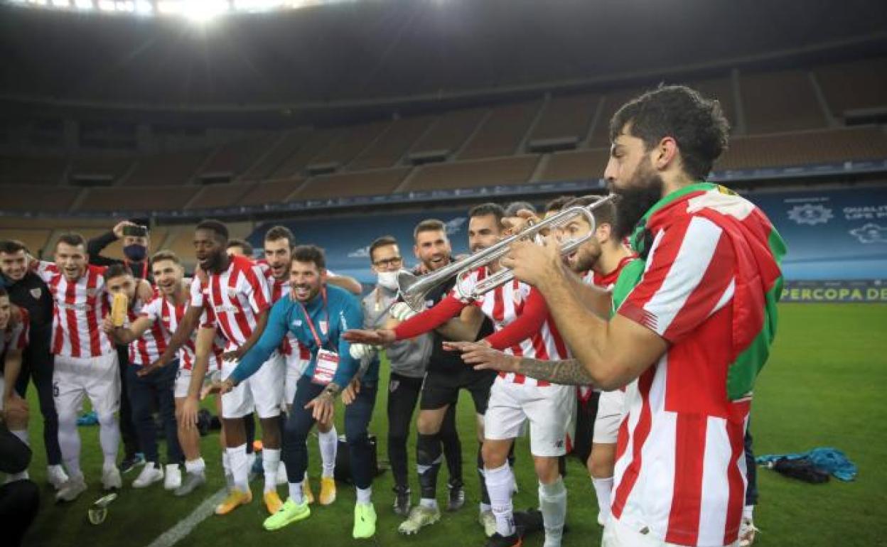 Villalibre toca la trompeta tras ganar la Supercopa. 