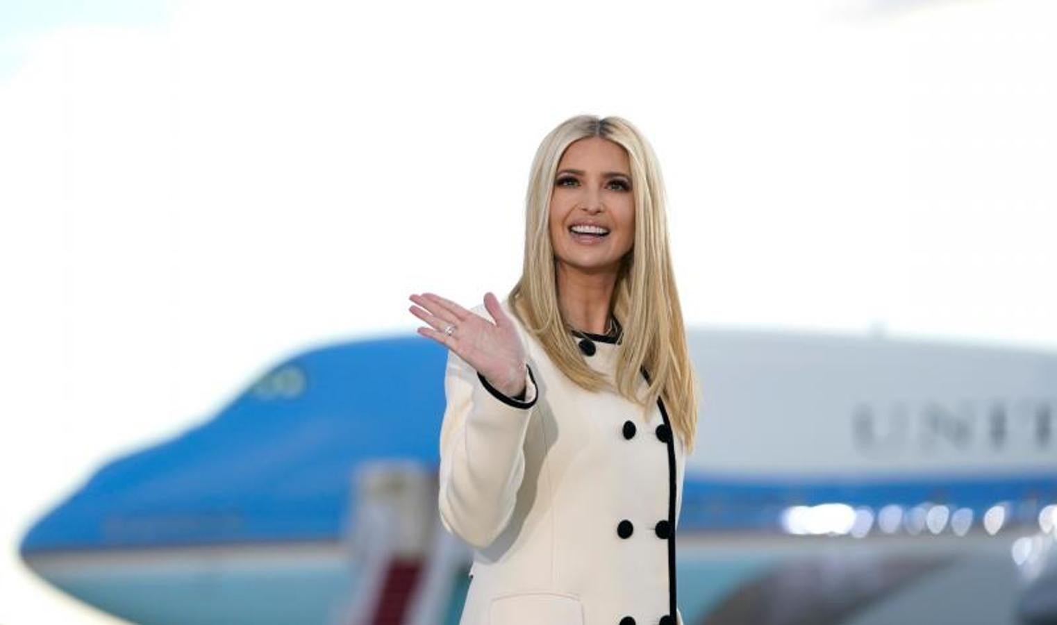 Ivanka Trump saluda a los seguidores de su padre.