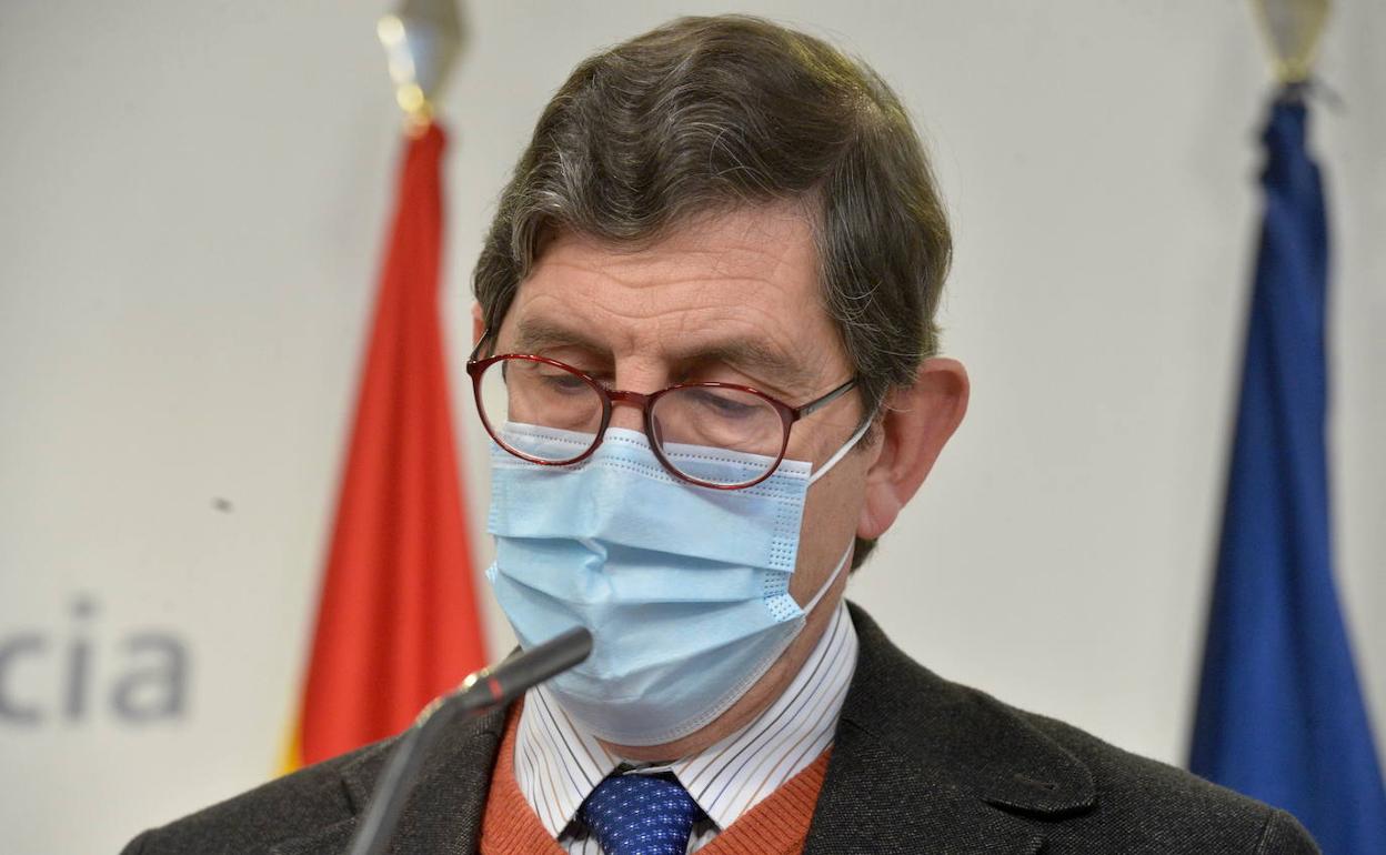 Polémica en Murcia porque su consejero de Salud y otros altos cargos se han vacunado contra la Covid