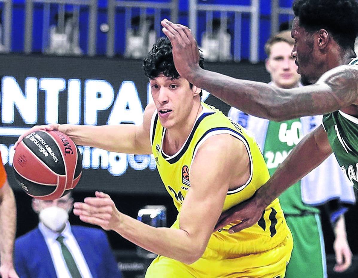 Fontecchio trata de zafarse de la defensa de Hayes en su duelo ante el Zalgiris.
