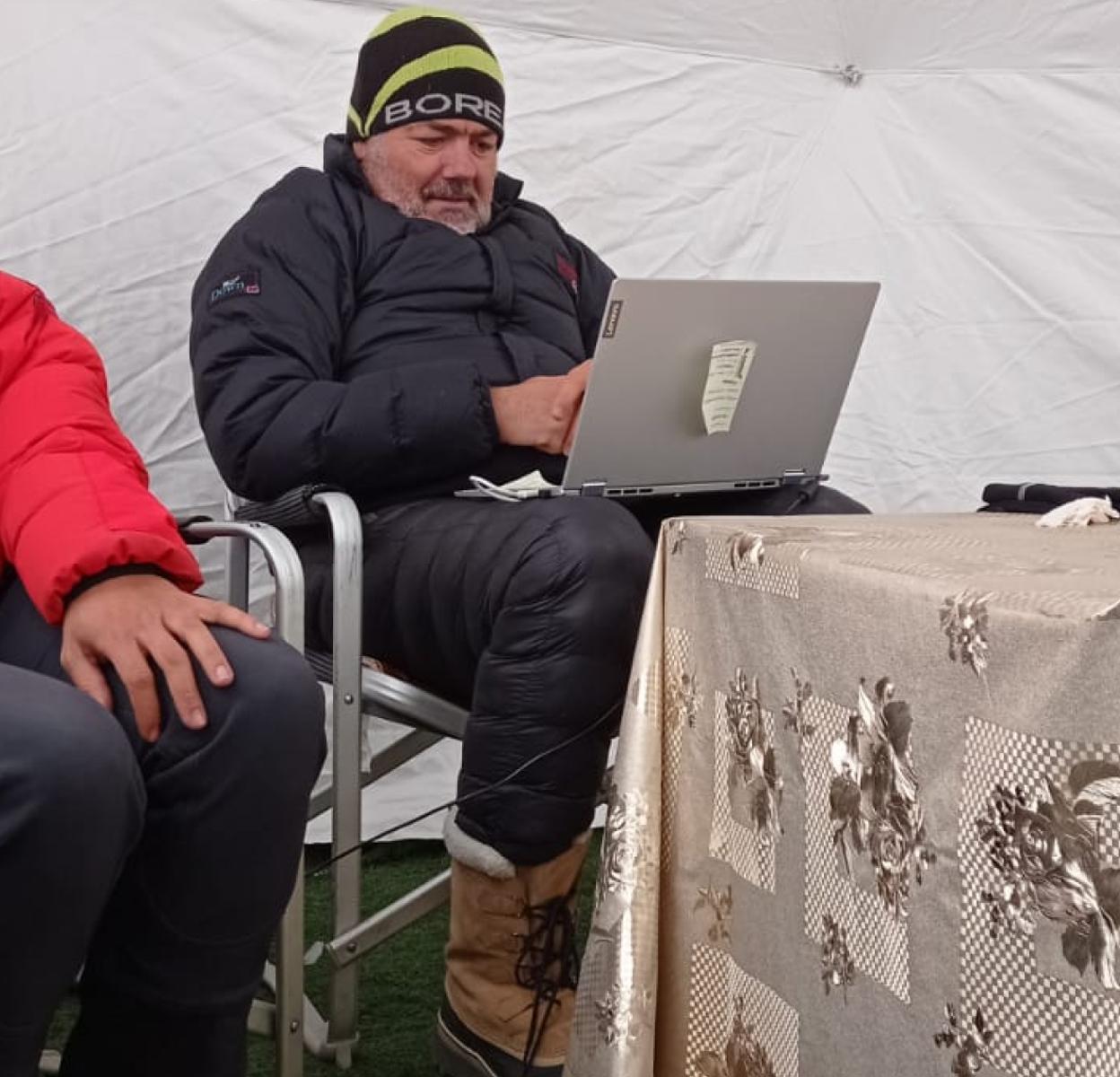 El viento paraliza, de momento, los planes de Alex Txikon en el Manaslu