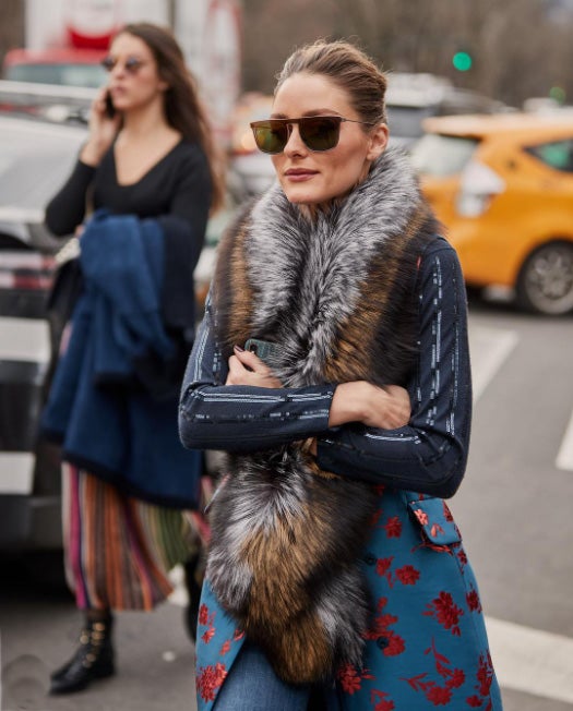 Si quieres dar un giro a los recogidos bajos o moños italianos, añadir un tupé no demasiado prominente siempre da un toque diferente al look.