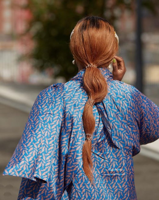 Esa trenza que creó Guido Palau en el desfile otoño-invierno 2014-2015 de Valentino fue un flechado inmediato y se convirtió en el último grito de las invitadas en las bodas. En medio del vendaval, tampoco deja de ser una opción curiosa para dar un toque diferente a tu look. La sujeción a base de gomas está asegurada y su complicación se reduce a cero, ya que solo hay que separar una simple coleta en secciones. Puedes ahuecar cada una para un resultado más pulido o, simplemente, y como vemos en esta imagen, dar más libertad a cada porción de cabello.
