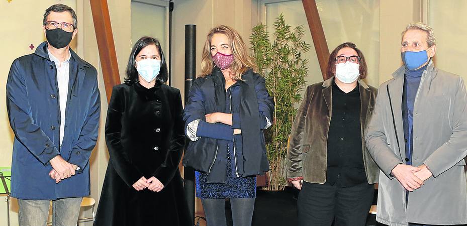 César Coca, Patricia Sojo, Itxaso Elordui, Begoña Zubero y Roberto Sáenz de Gorbea. 