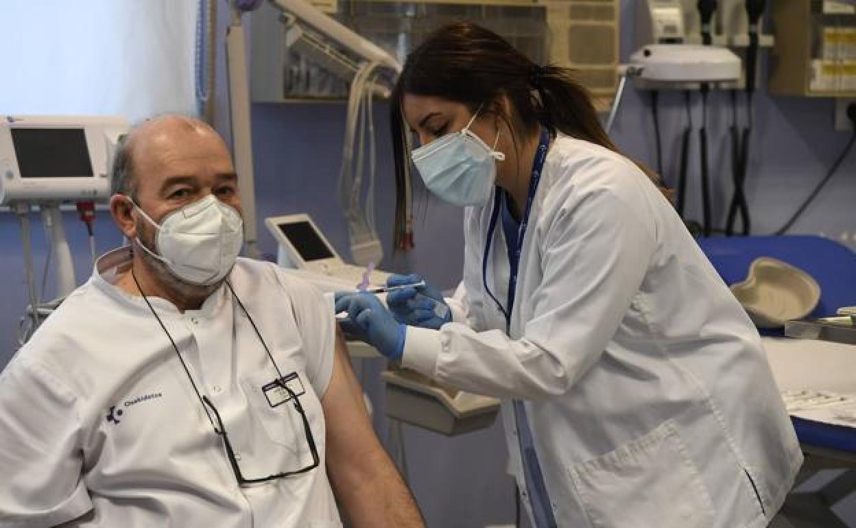 Un médico del centro de salud de Landako recibe la primera dosis de la vacuna contra la Covid-19, el pasado martes en Durango.