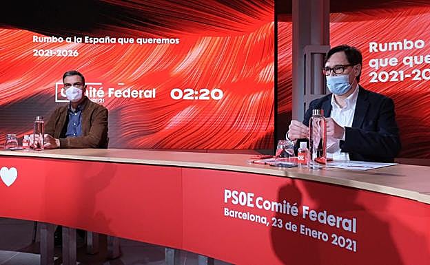 Sánchez y el ministro Illa, este sábado, durante el Comité Federal celebrado en Barcelona. 