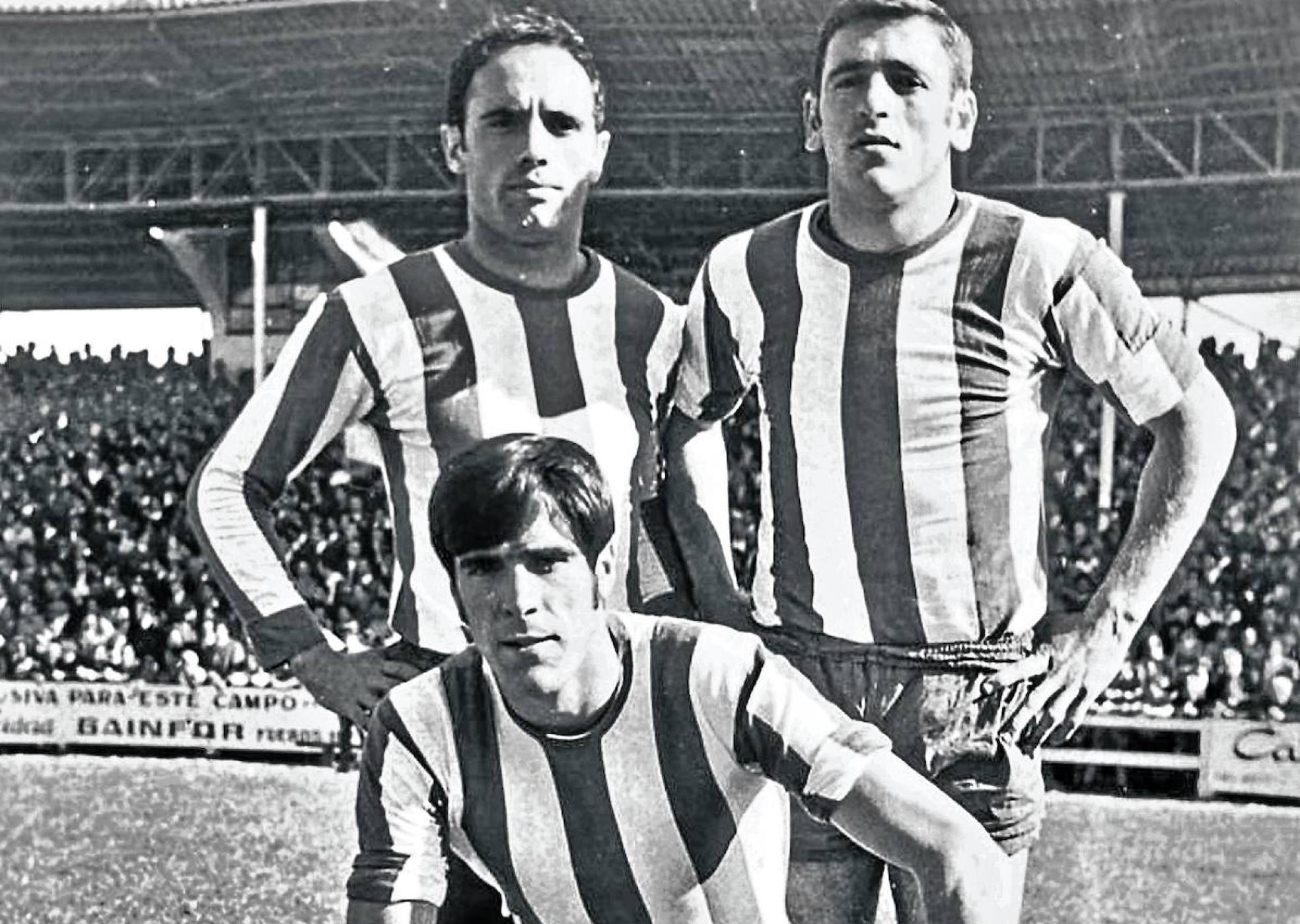 Antesala del ascenso. De cuclillas, Sarasola, con Ezquerra (a la izquierda) y Baroja. El Alavés empató a 0 con el Portuense el 9 de junio de 1968 en Vitoria. A la semana ganó 0-2 en Puerto de Santa María y subió a Segunda División. 