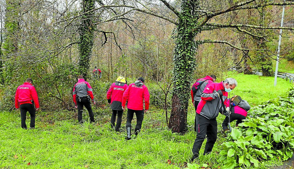 La búsqueda. Efectivos de la Ertzaintza rastrean la zona en la que apareció el cadáver. 