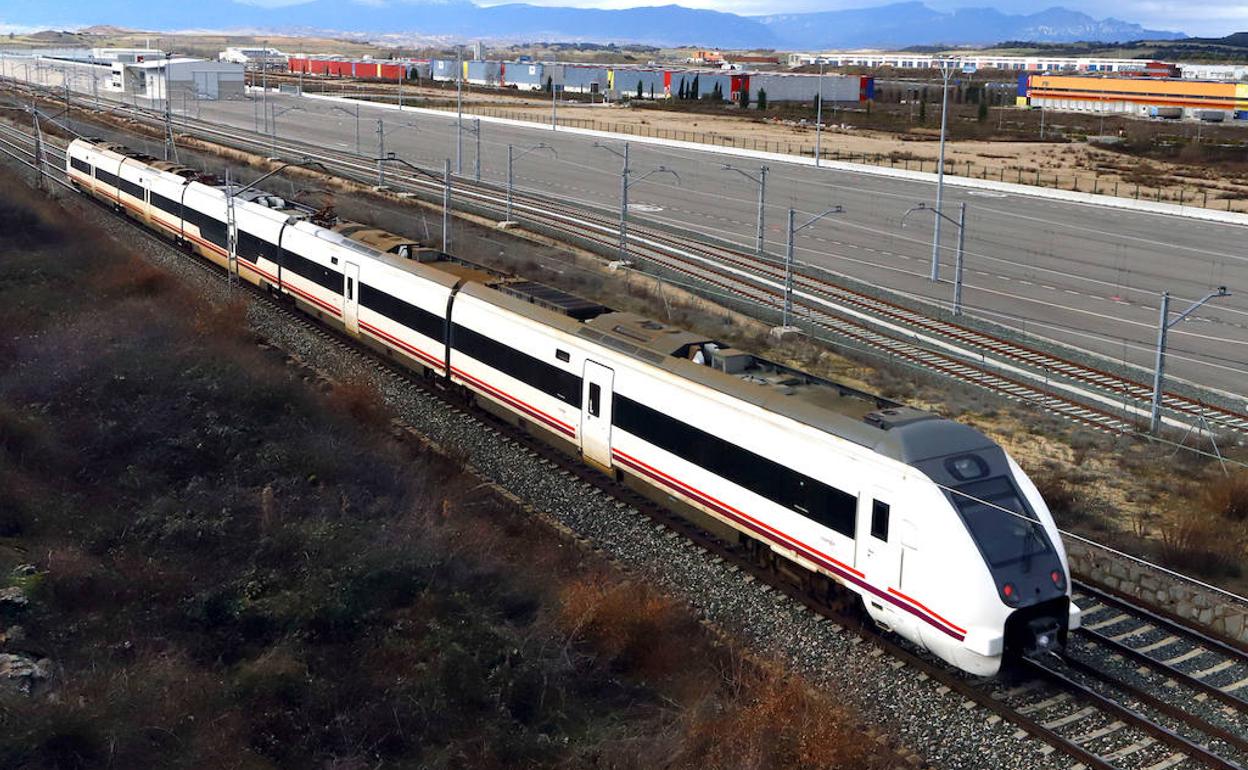 El tren Madrid-Irún pasa por Arasur y a la derecha se ha construido la terminal ferroviaria donde se cargarán los vagones con mercancías hacia el Puerto de Bilbao. 