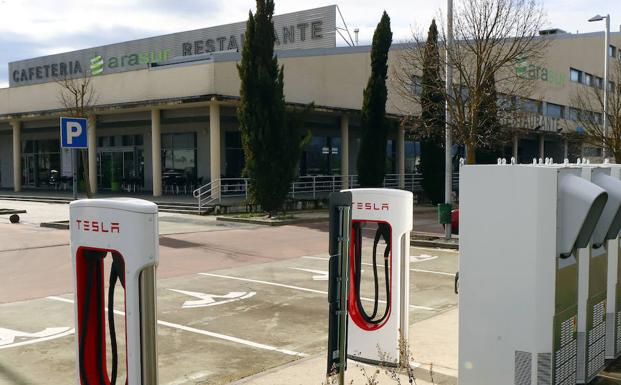 Dos de los ocho cargadores para vehículos Tesla en el parking.