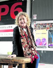 Imagen secundaria 2 - Mari José Arráiz y Aurelio Gutiérrez posan frente al cuadro 'Vista de Bermeo' de Luis Paret y Alcázar, adquirida con las aportaciones de los Amigos del Museo. Ana Okamika, junto a su marido Emilio Gómez, en su «sitio de siempre»: primera fila, butaca 1. Begoña Murguialday acude a las asambleas y colabora en algunas tareas en Pabellón 6. 