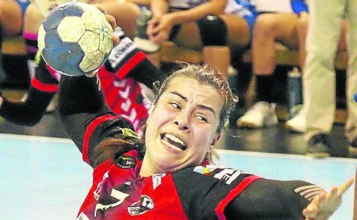 Ainhoa Hernández lanzando a portería. 