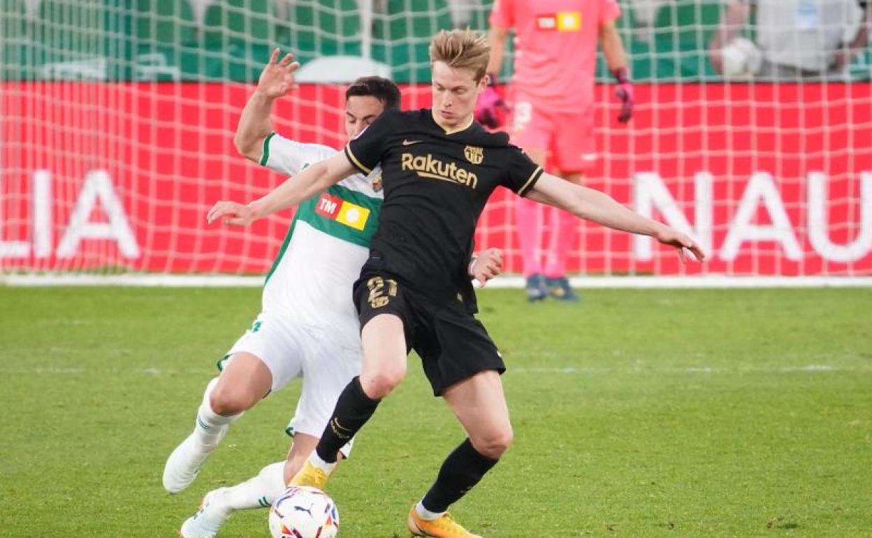 Frenkie de Jong, en una acción del partido que midió al Barça con el Elche. 