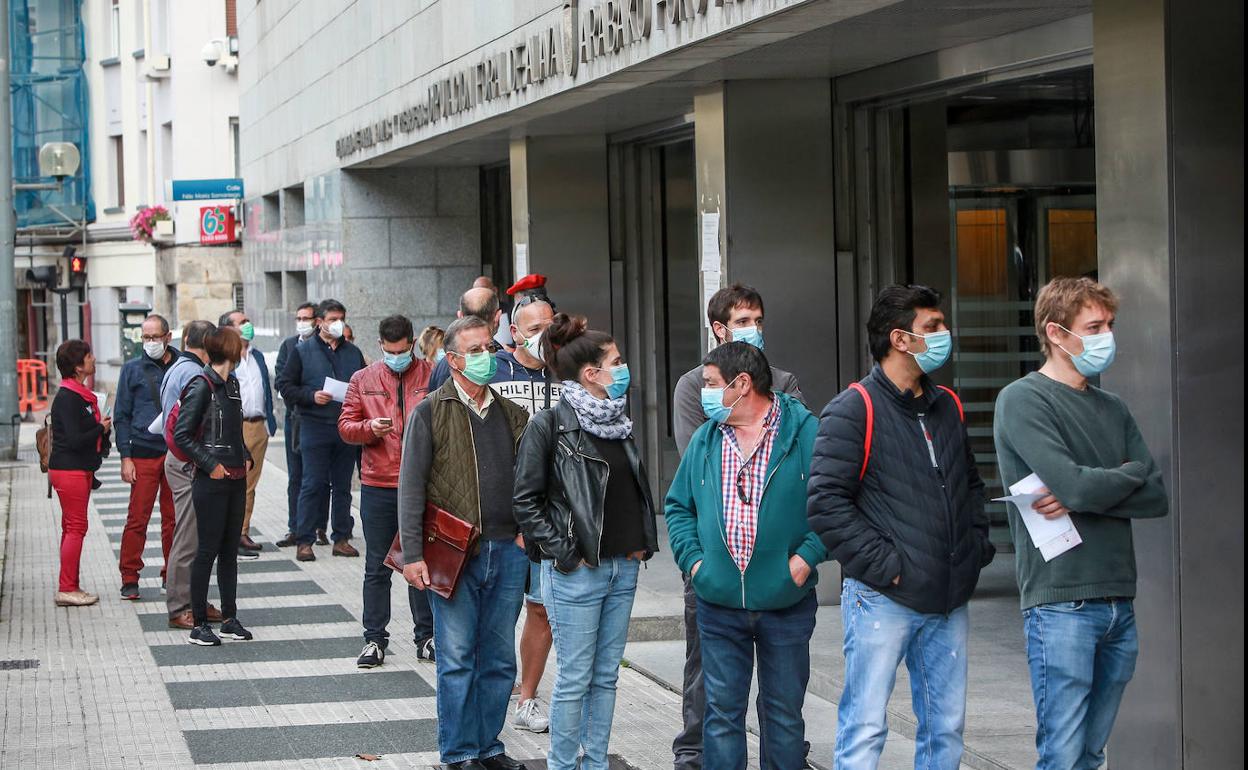 Colas para la presentación de la declaración de la renta el pasado junio en Vitoria.