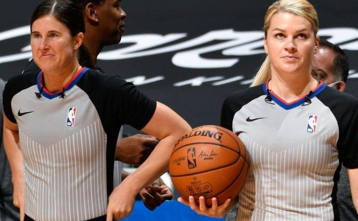 Natalie Sago y Jenna Schroeder antes del inicio del partido de este lunes en Orlando. 