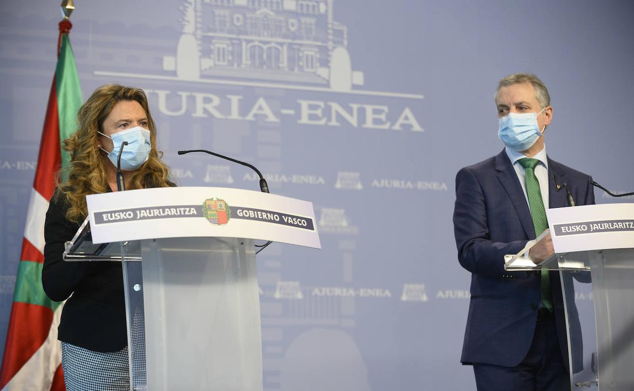 La consejera de Salud, Gotzone Sagardui, junto con el lehendakari Iñigo Urkullu en la rueda de prensa de hoy. 