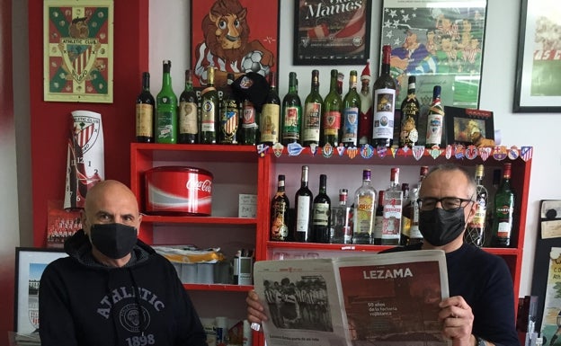 Jordi Pericás y Juanma Gómez, con el suplemento de El Correo sobre Lezama.