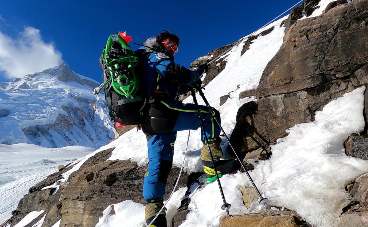 El glaciar ralentiza la marcha de los alpinistas