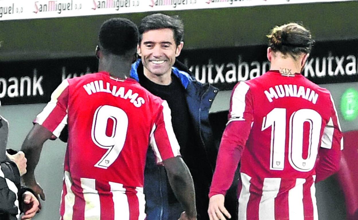 Marcelino felicita a Williams y Muniain en un momento del encuentro frente al Getafe.