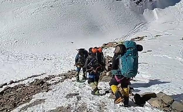 Ascensión al Manaslu con EL CORREO: Alex Txikon pone rumbo hacia el Campo 1