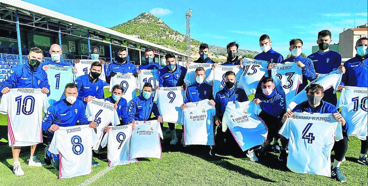 Los jugadores del Alcoyano posan con las camisetas de los jugadores del Real Madrid. 