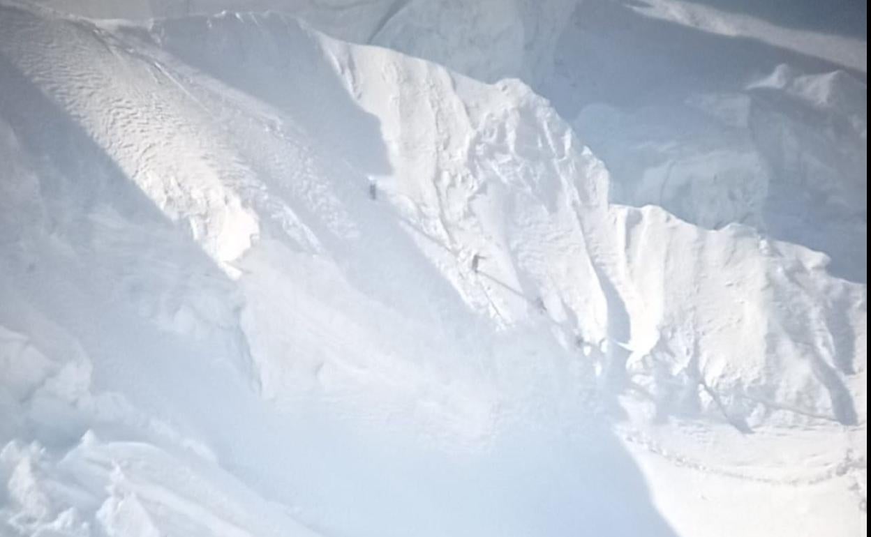 Imagen tomada con el telescopio del campo base de la grieta y de los montañeros. 