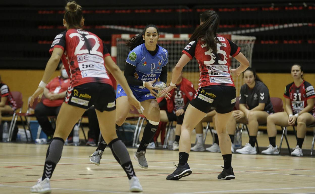 Dos jugadoras del Zuazo en el choque ante el Bera Bera en Lasesarre esta temporada. 