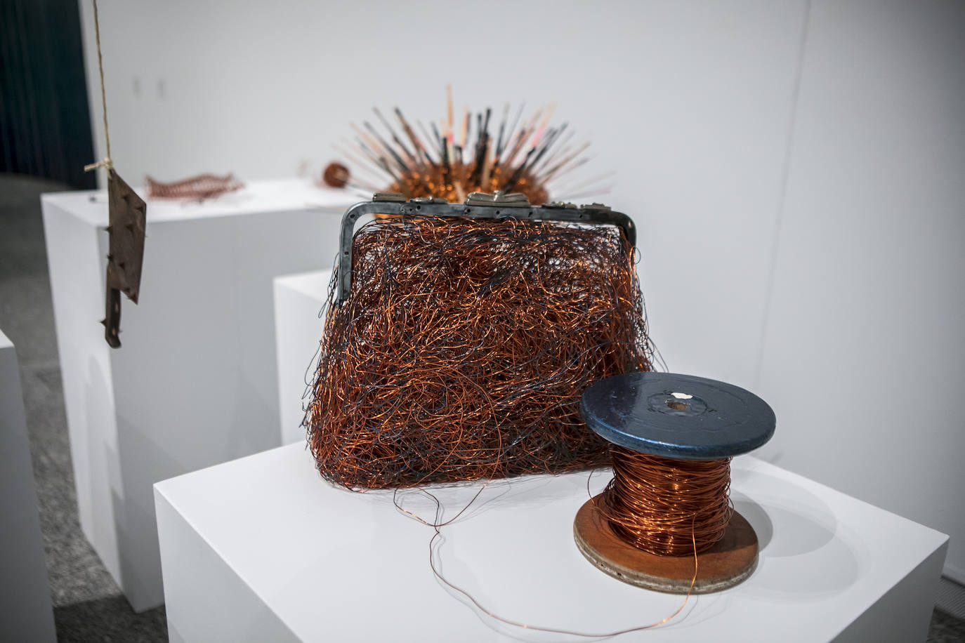 Serie de objetos, como el machete coronado por rosas de espinas (1998) y la conocida bobina con hilo de cobre. 