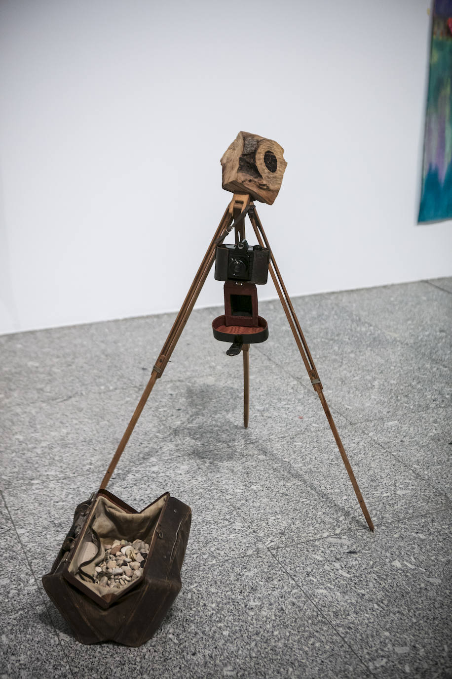 Pintura de la obra conocida como 'El explorador 6' (1991) en la que la ámara fotográfica y el maletín acompañanan a las piezas de pared