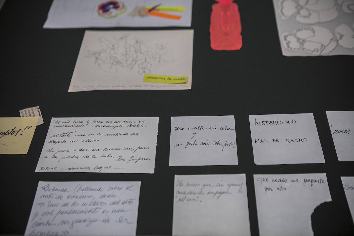 Recortes, ideas y bocetos del archivo personal de Juncal Ballestín.