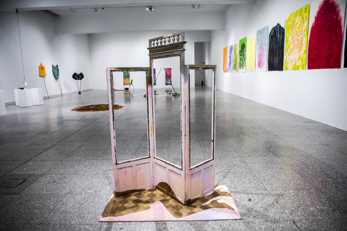 'Desnudo en la alfombra', instalación con un biombo, alfombra y pintura con un imaginario sugerente acerca de lo doméstico.