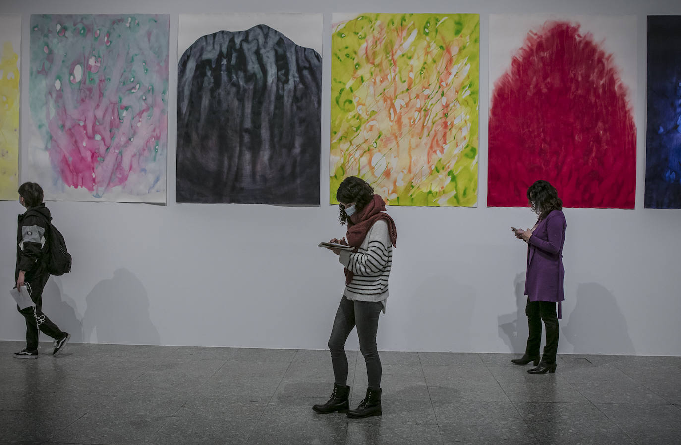 Visitantes ante la colorida serie 'Pinturas lacustres' (2004), en acrílica sobre papel.