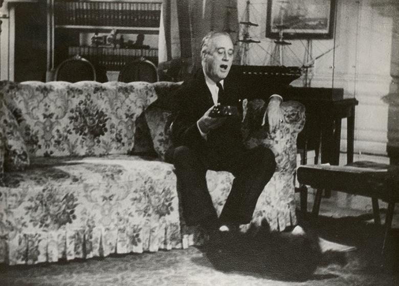 El presidente Franklin D. Roosevelt le da a su perro Fala su cena después de "darse la vuelta" en el estudio de la Casa Blanca en Washington, DC en 1943. Biblioteca y Museo Presidencial Franklin D. Roosevelt 